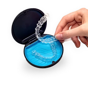 Foto de mano sosteniedo alineadores transparentes