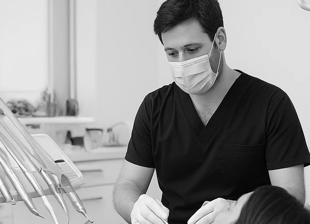 Foto del doctor Ignacio Echezarraga atendiendo a un paciente en su consultorio.